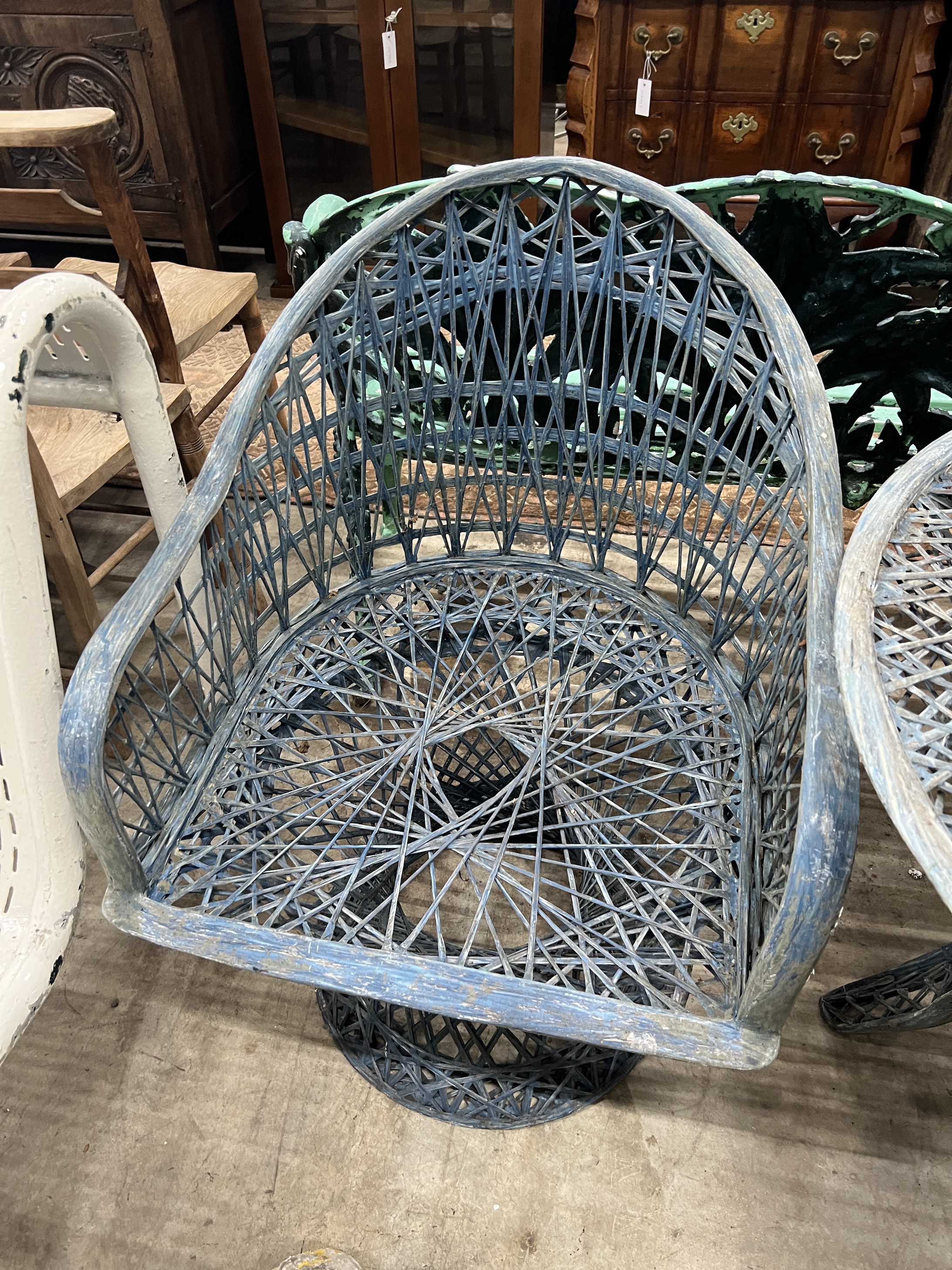 A Russell Woodard fibreglass garden table, diameter 89cm, height 70cm and three chairs